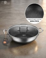 High-angle shot of two Uakeen stainless steel non-stick woks in 30cm and 32cm sizes on a wooden countertop, showing the laser-etched hexagonal interior and tempered glass lids.