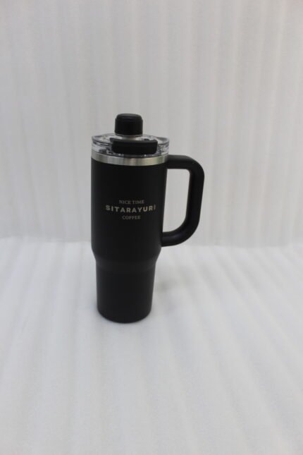 A collection of 900ml insulated "Nice Time Sitarayuri Coffee" tumblers with handles displayed in various colors on a kitchen counter.