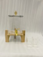 4.2L clear glass beverage dispenser with a gold spigot, gold lid handle, natural wooden stand, and 4 drinking glasses on a kitchen island.