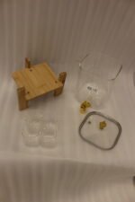 4.2L clear glass beverage dispenser with a gold spigot, gold lid handle, natural wooden stand, and 4 drinking glasses on a kitchen island.